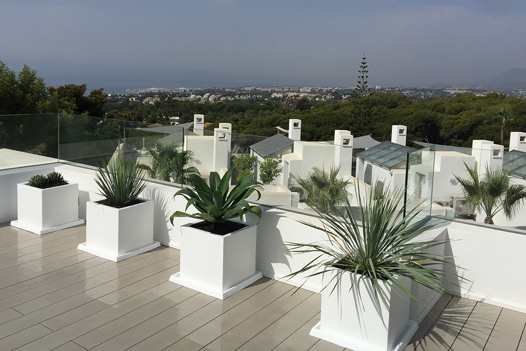 Macetas Vondom en terraza con plantas de facil mantenimiento