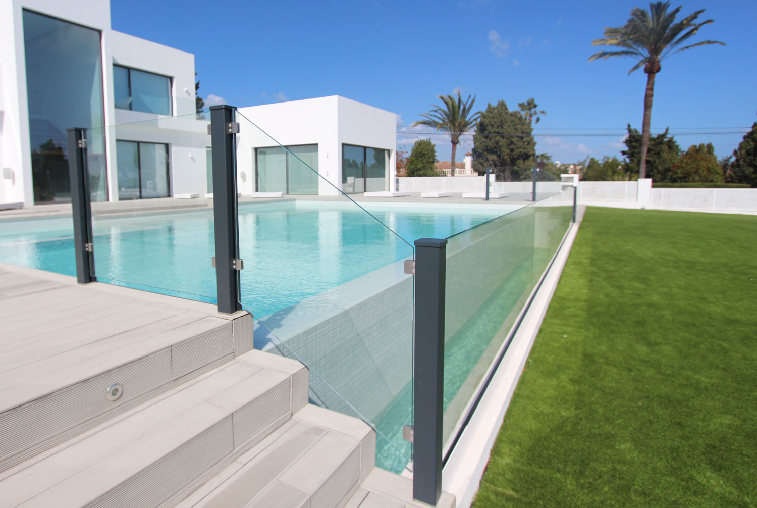 Safe pool with aluminium and glass systems VALU