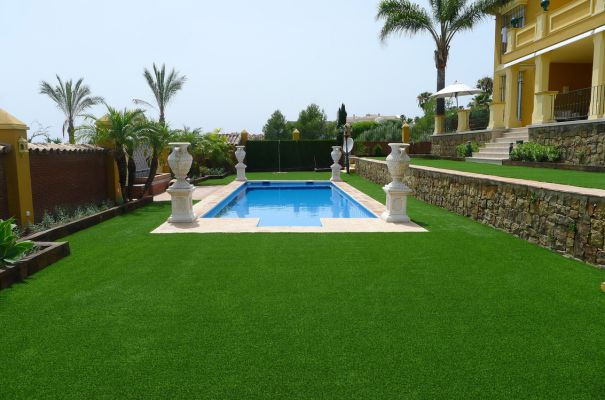 césped artificial piscina casa verde