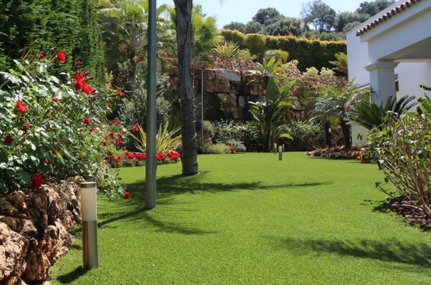 renovar césped artificial jardín